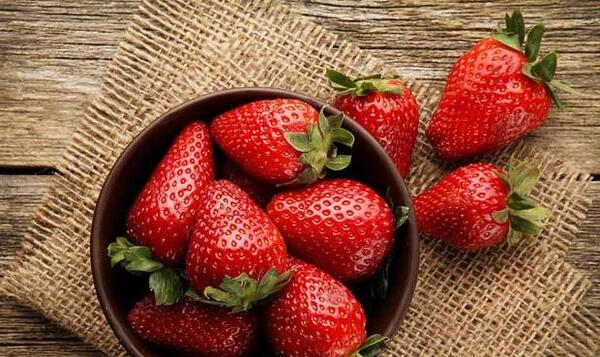 عکس قرمز توت فرنگی