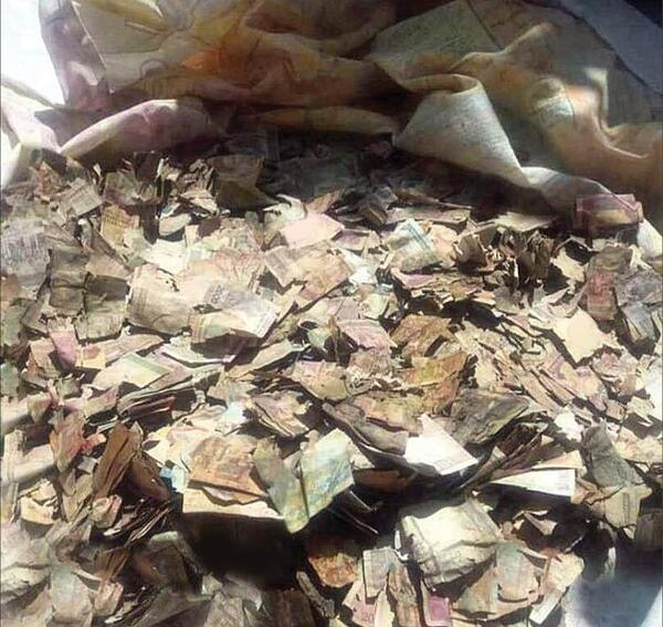 عکس پول روی فرش