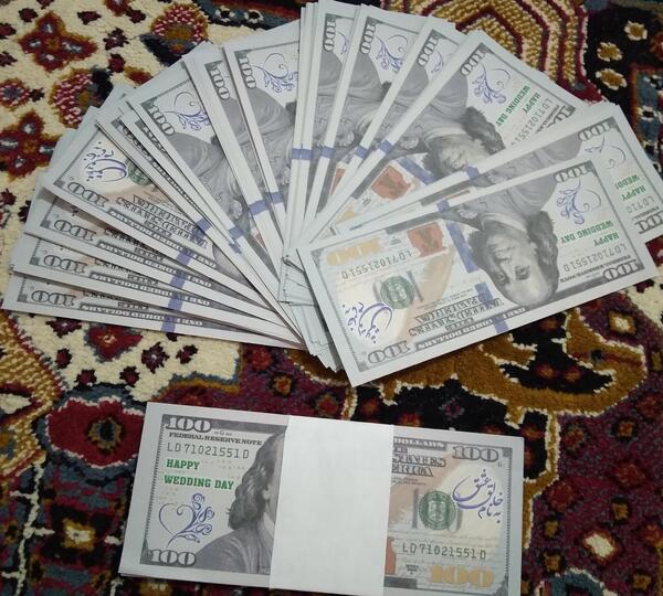 عکس پول روی فرش
