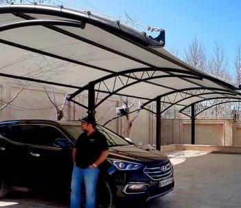 عکس ماشین شاسی بلند در حیاط خانه