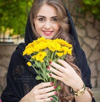 عکس دختر گل به دست