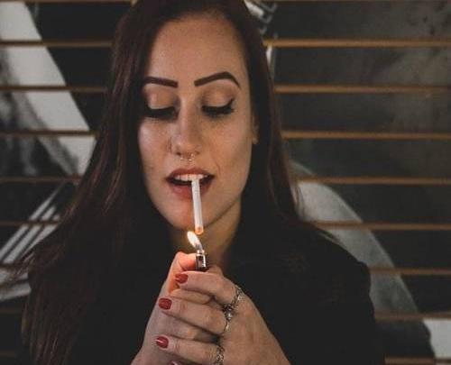 عکس دختر سیگار به دست