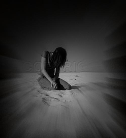 عکس دختر زانوی غم بغل گرفته