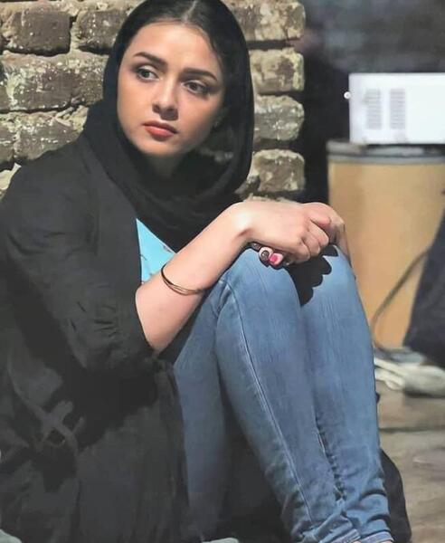 عکس دختر زانوی غم بغل گرفته