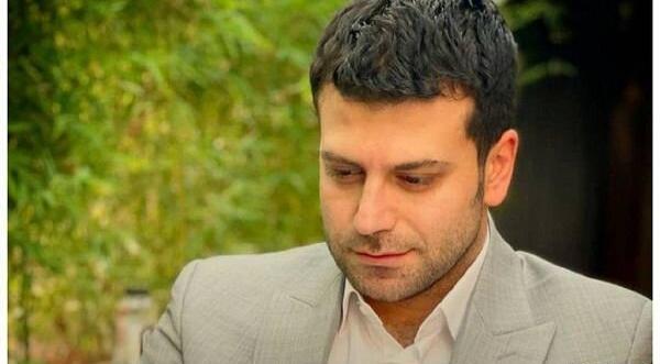 عکس ساز زدن روزبه حصاری در خیابان