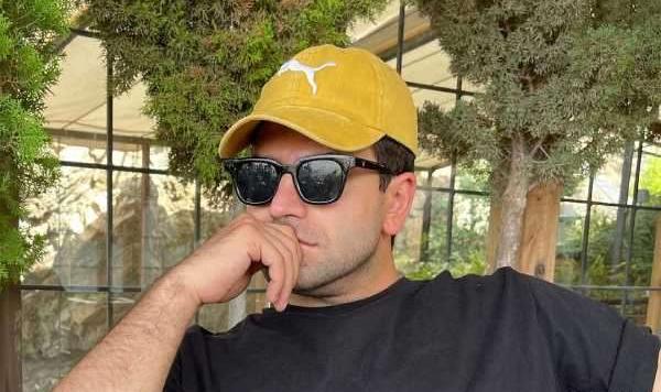 عکس ساز زدن روزبه حصاری در خیابان