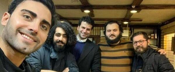 عکس ساز زدن روزبه حصاری در خیابان