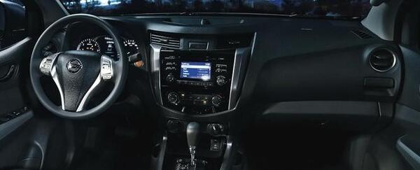 عکس داخل نیسان آبی