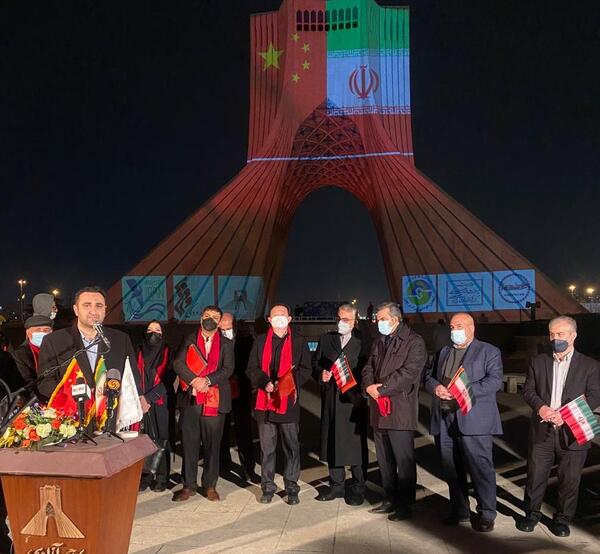عکس پرچم چین در برج آزادی