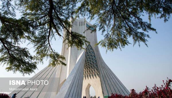 عکس پرچم چین در برج آزادی
