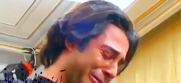 عکس گلزار در حال گریه