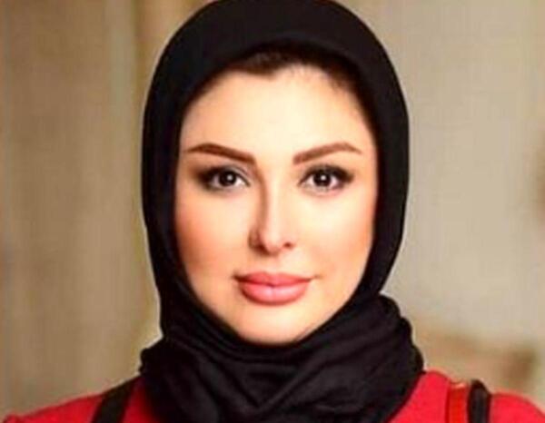عکس نیوشا ضیغمی در آینه