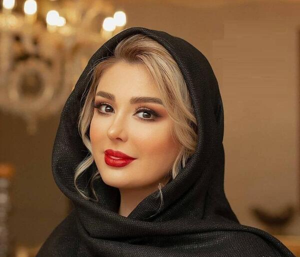 عکس نیوشا ضیغمی در آینه