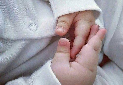 ژست عکس پسر بچه در آتلیه