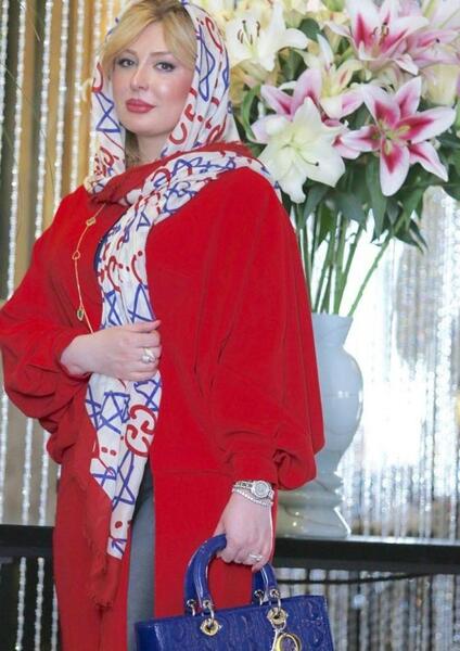 عکس نیوشا ضیغمی با لباس قرمز
