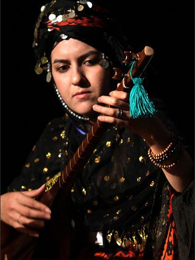 عکس دنیا کمالی خواننده کرد