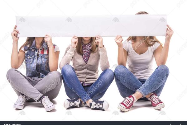 عکس بغل روی صندلی