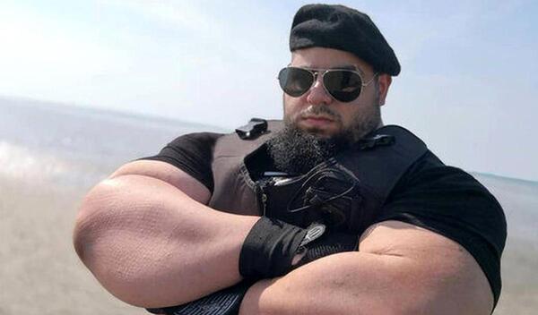 عکس سجاد غریبی کنار پراید