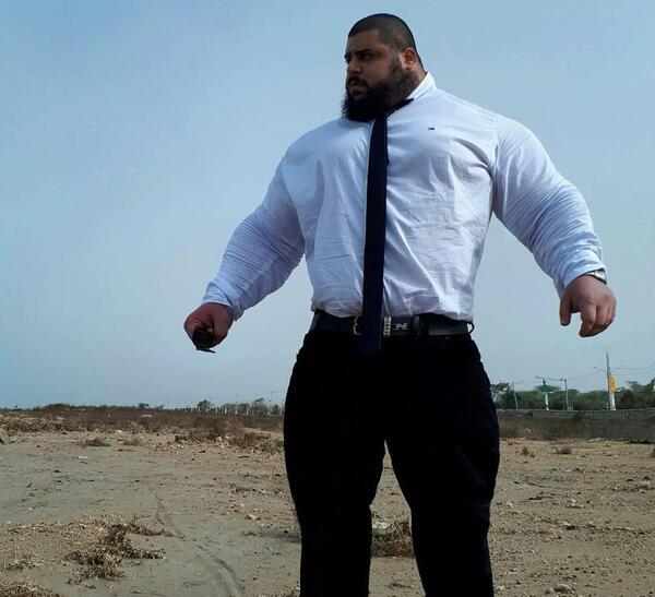 عکس سجاد غریبی کنار پراید