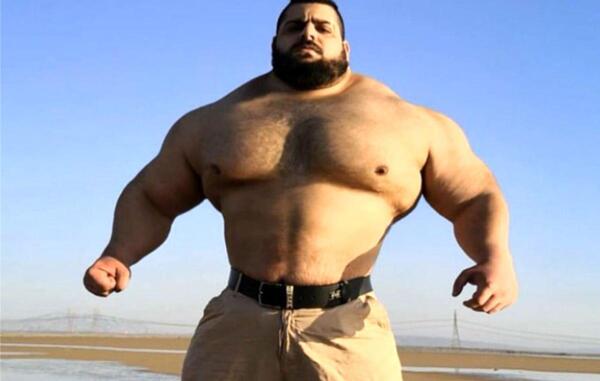 عکس سجاد غریبی کنار پراید