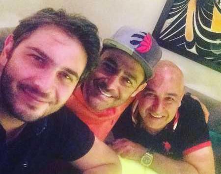 عکس محمد رضا گلزار با خانواده