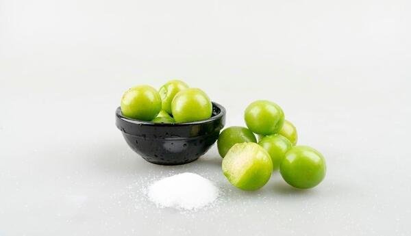 عکس گوجه سبز و چاقاله بادام