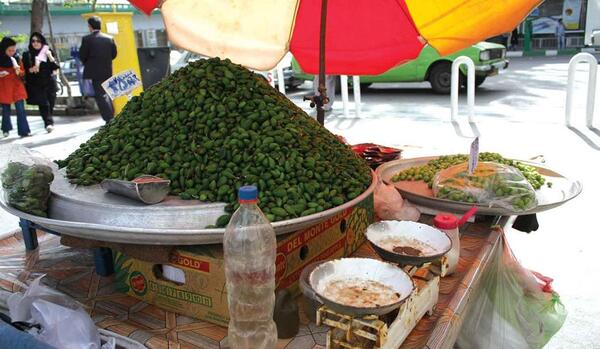 عکس گوجه سبز و چاقاله بادام