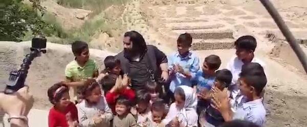 عکس پسر بچه ای که بدنش عقرب تولید میکنه