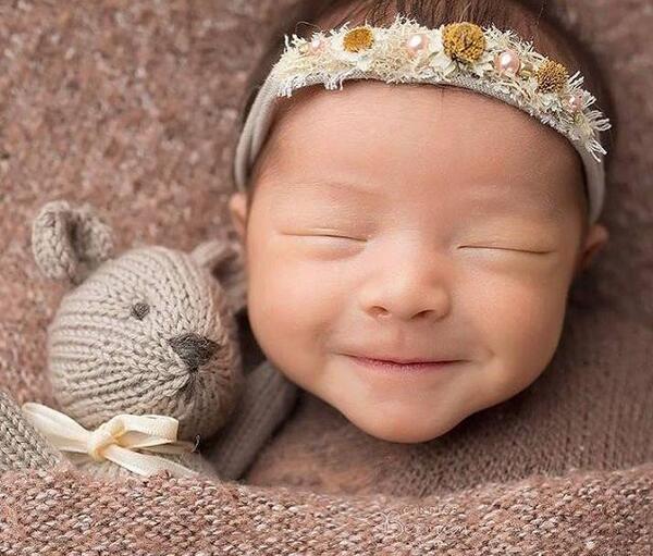 ژست عکس پسر بچه با کت و شلوار