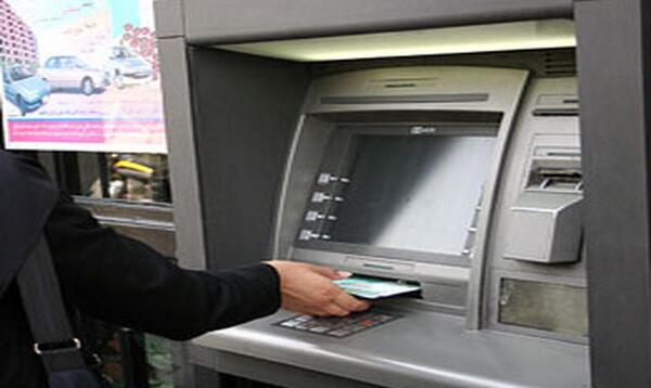 عکس پول گرفتن از دستگاه خودپرداز