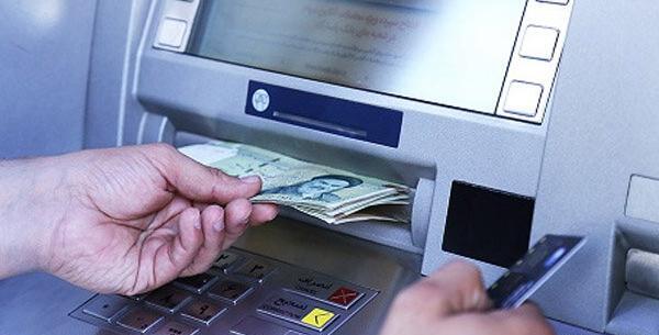 عکس پول گرفتن از دستگاه خودپرداز