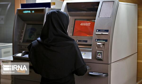 عکس پول گرفتن از دستگاه خودپرداز