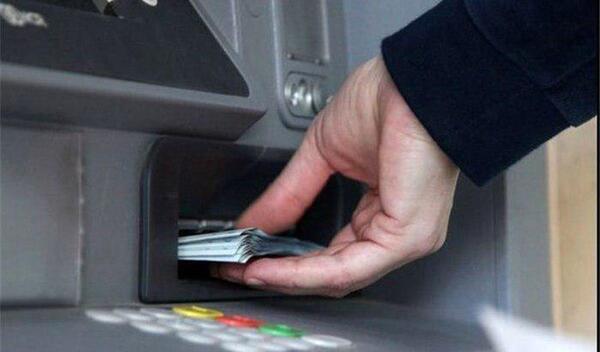 عکس پول گرفتن از دستگاه خودپرداز