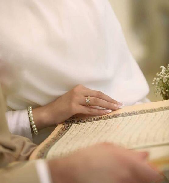 عکس انگشتر نامزدی در دست