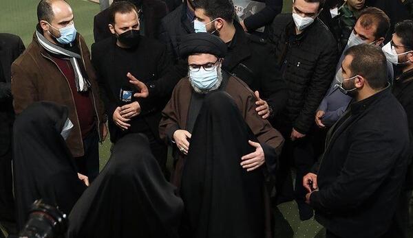 عکس دختر قاسم سلیمانی با گوشی اپل