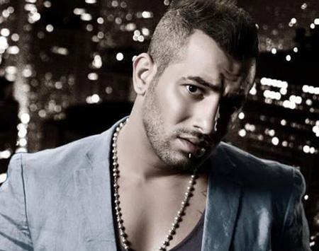 عکس تتلو نشسته