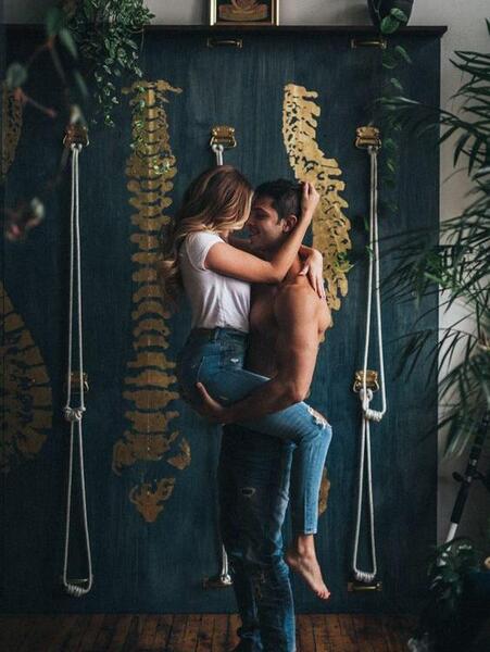 عکس نگین کنار لب