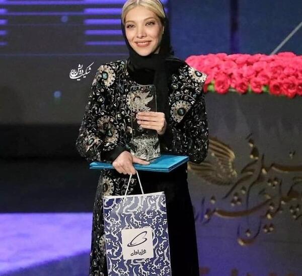 عکس صدف اسپهبدی در علفزار