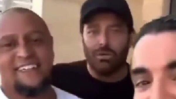 عکس گلزار با روبرتو کارلوس