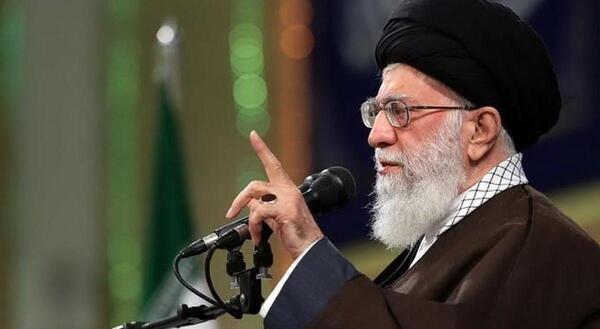 عکس رهبر در حال سخنرانی