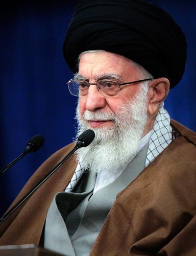 عکس رهبر در حال سخنرانی