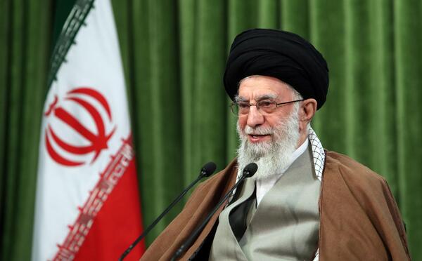 عکس رهبر در حال سخنرانی