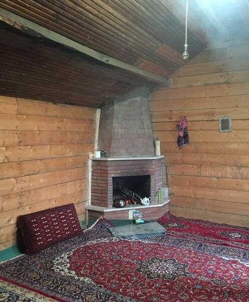 عکس از داخل کلبه چوبی
