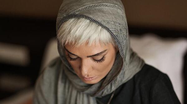 عکس مینا وحید در جزیره