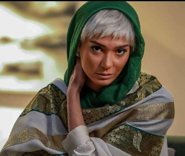 عکس مینا وحید در جزیره
