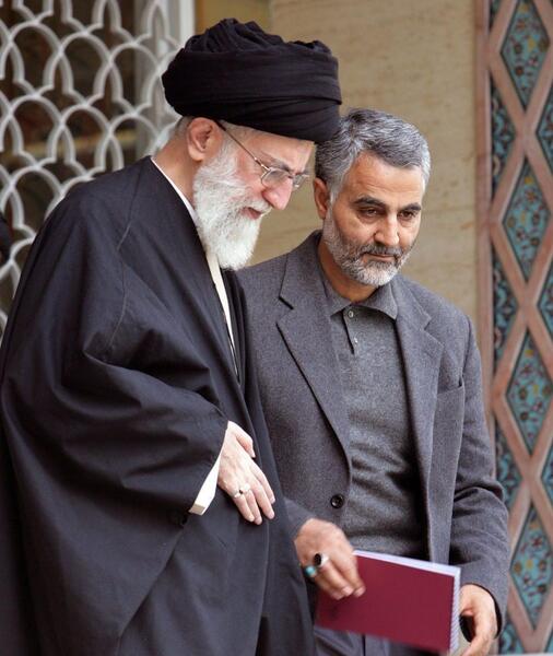 عکس رهبر حاج قاسم سلیمانی