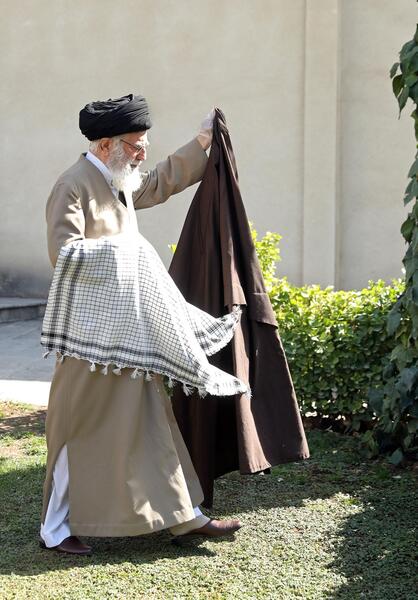 عکس رهبر روز درختکاری