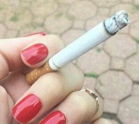 عکس فیک سیگار در دست دختر