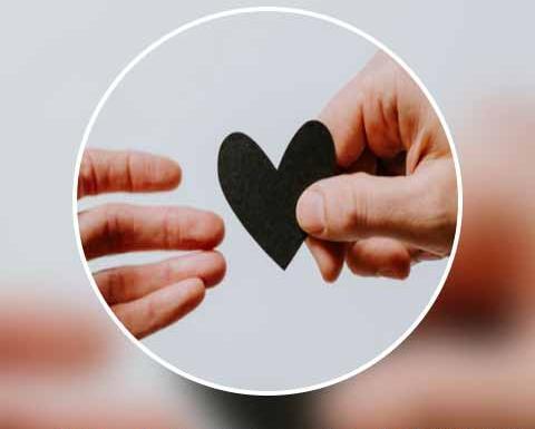 عکس نوشته شعر هرکس به طریقی دل ما میشکند