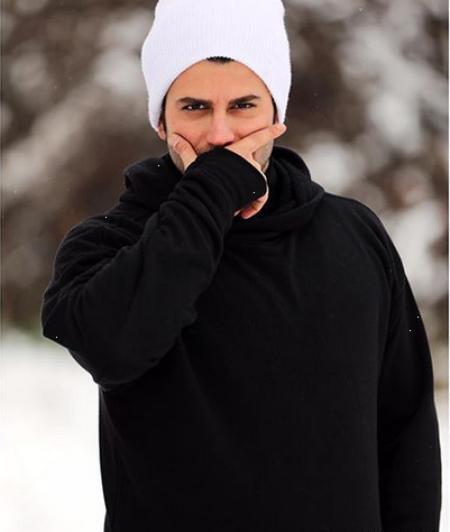 عکس روزبه حصاری با هدفون